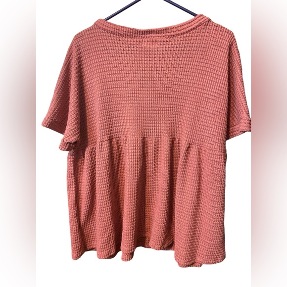 NWOT pink waffle knit short sleeved v-neck 3 button front with ruffle button. - Picture 3 of 4